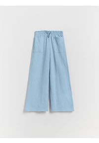 Reserved - Strukturalne spodnie z kieszeniami - jasnoniebieski. Kolor: niebieski. Materiał: bawełna, dzianina