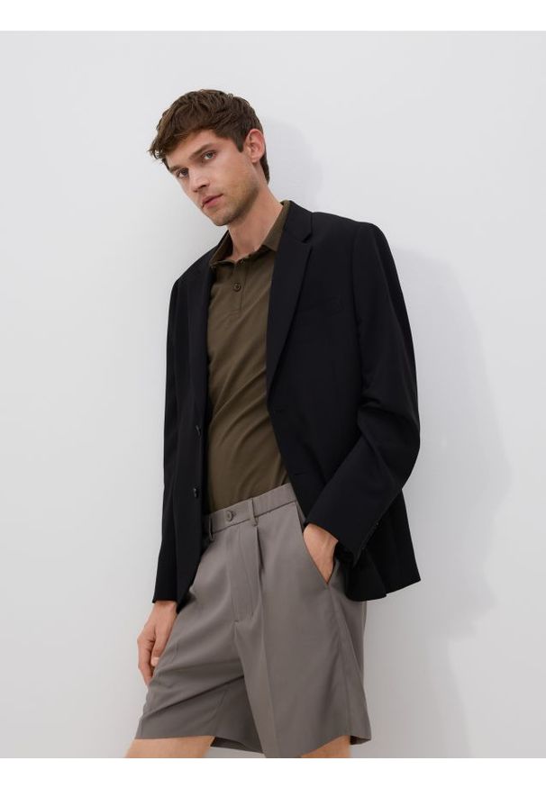 Reserved - Szorty chino z kantem - brązowy. Kolor: brązowy. Materiał: wełna, wiskoza, tkanina