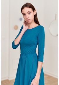 Marie Zélie - Sukienka Emelina niebieska. Kolor: niebieski. Materiał: wiskoza, dzianina, materiał, elastan, guma. Styl: klasyczny. Długość: midi #4