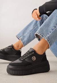 Renee - Czarne Chunky Sneakersy VICES z Aplikacją na Platformie ze Żłobieniami Ilunatesa. Kolor: czarny. Materiał: jeans. Wzór: aplikacja. Obcas: na platformie #6