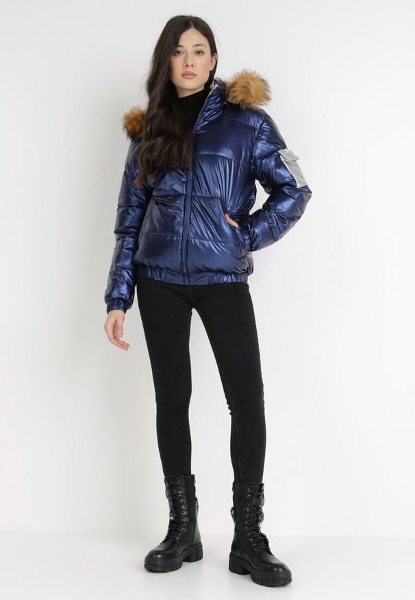 Born2be - Granatowa Kurtka Althasia. Okazja: na co dzień, na spacer. Kolor: niebieski. Materiał: futro. Wzór: aplikacja. Sezon: zima, jesień. Styl: casual, elegancki