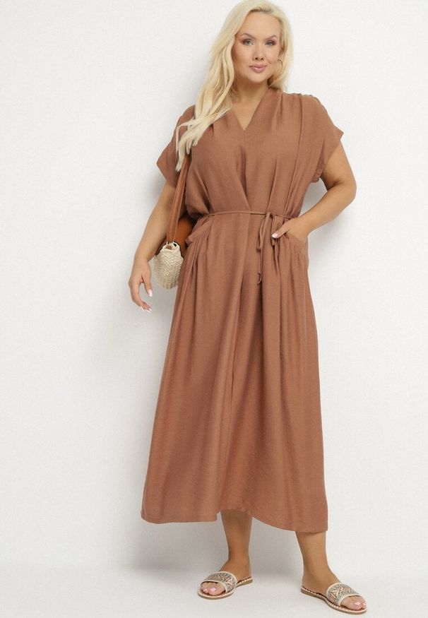 Born2be - Brązowa Wiskozowa Sukienka Pudełkowa z Cienkim Paskiem i Kieszeniami Lumivorae. Okazja: na co dzień. Kolekcja: plus size. Kolor: brązowy. Materiał: wiskoza. Typ sukienki: dla puszystych, proste. Styl: casual, elegancki