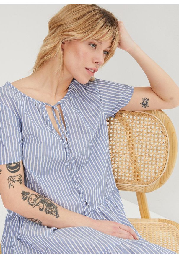 bonprix - Letnia sukienka tunikowa z czystej bawełny. Kolor: niebieski. Materiał: bawełna. Wzór: paski. Sezon: lato