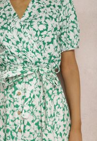 Renee - Zielona Sukienka z Bawełny Andrilla. Kolor: zielony. Materiał: bawełna. Długość rękawa: krótki rękaw. Wzór: kwiaty. Typ sukienki: kopertowe. Długość: midi