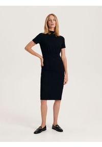Reserved - Dopasowana sukienka midi - czarny. Kolor: czarny. Materiał: dzianina, wiskoza. Wzór: gładki. Długość: midi