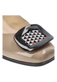 Beżowe Czółenka Armodo Eleganckie Obuwie Damskie Z Ozdobną Broszką. Kolor: beżowy. Materiał: jeans, materiał. Obcas: na obcasie. Styl: elegancki. Wysokość obcasa: średni #3