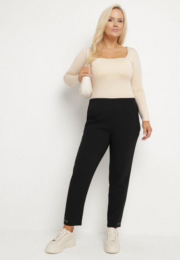 Born2be - Czarne Spodnie z Wiskozą z Gumką w Talii i Aplikacjami przy Nogawkach Stellorie. Okazja: na co dzień. Kolekcja: plus size. Kolor: czarny. Materiał: wiskoza. Wzór: aplikacja. Styl: elegancki, casual