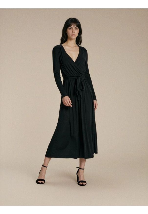 Sinsay - Sukienka midi z ozdobnym wiązaniem z domieszką wiskozy - czarny. Kolor: czarny. Materiał: wiskoza. Długość: midi
