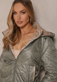 Renee - Ciemnozielona Kurtka z Pikowanymi Przeszyciami i Kapturem Ściągana po Bokach Nusillian. Okazja: na co dzień. Kolor: zielony. Materiał: jeans. Styl: klasyczny, casual, elegancki #5