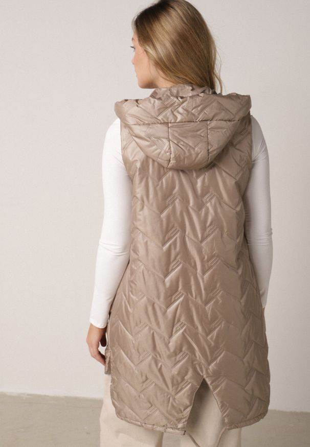 Born2be - Brązowa Przejściowa Kamizelka Pikowana o Długim Kroju z Kapturem i Naszywką Harmaste. Okazja: na co dzień. Typ kołnierza: kaptur. Kolor: brązowy. Materiał: jeans. Długość: długie. Wzór: aplikacja. Styl: casual