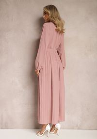 Renee - Ciemnoróżowa Rozkloszowana Sukienka Maxi Plisowana Wiązana w Pasie Terilla. Kolor: różowy. Materiał: materiał. Typ sukienki: koszulowe. Długość: maxi