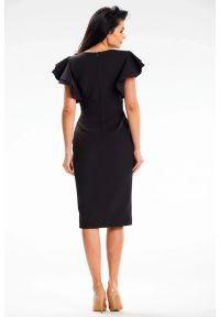Awama - Elegancka czarna sukienka ołówkowa z dekoltem V i falbankami. Okazja: na imprezę. Typ kołnierza: kołnierz z falbankami. Kolor: czarny. Typ sukienki: ołówkowe. Styl: elegancki #3