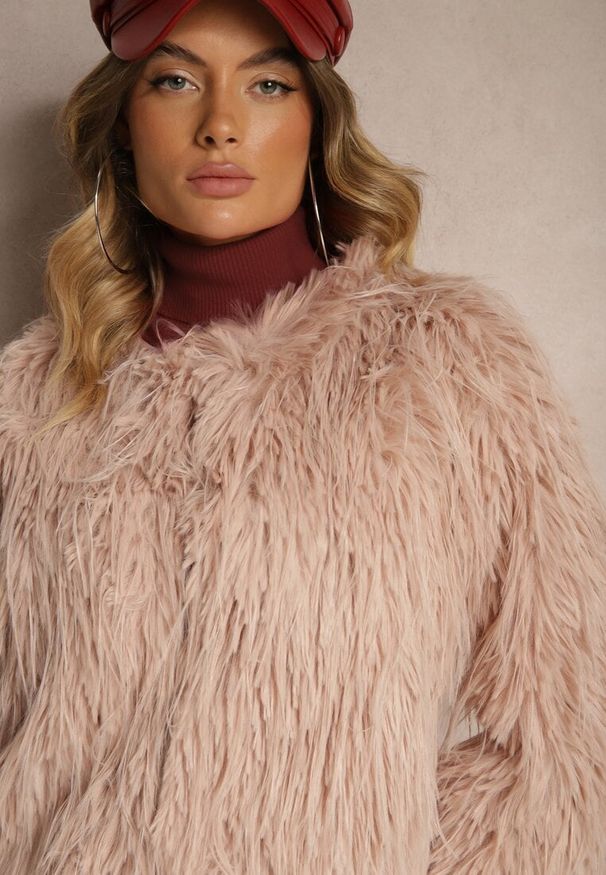 Renee - Ciemnoróżowa Futerkowa Kurtka o Prostym Kroju z Zapięciem na Haftki Sialithiel. Okazja: na imprezę, na co dzień. Kolor: różowy. Styl: klasyczny, casual, elegancki