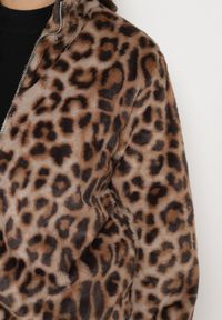 Born2be - Brązowa Futerkowa Kurtka ze Ściągaczami i Stójką w Cętki Viazelle. Okazja: na co dzień. Typ kołnierza: kołnierzyk stójkowy. Kolor: brązowy. Materiał: jeans. Wzór: motyw zwierzęcy. Styl: casual, elegancki #3