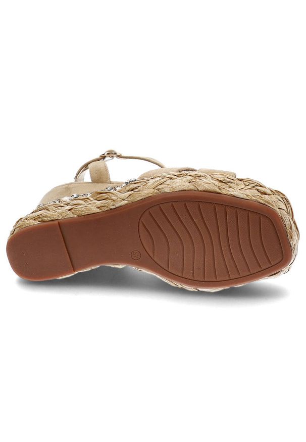 Beżowe Sandały Alma En Pena Eleganckie Buty Na Koturnie. Okazja: na spacer. Zapięcie: sprzączka. Kolor: beżowy. Szerokość cholewki: normalna. Wzór: aplikacja. Materiał: zamsz, dziergany, skóra. Obcas: na koturnie. Styl: elegancki. Wysokość obcasa: średni