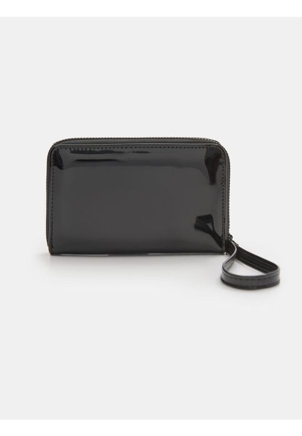 Sinsay - Mały lakierowany portfel - czarny. Kolor: czarny. Materiał: lakier