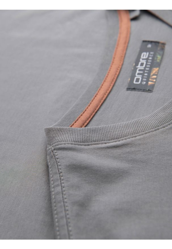 Ombre Clothing - Męski t-shirt z dekoltem na guziki i zamszowym wykończeniem – szary V3. Okazja: na co dzień. Kolor: szary. Materiał: zamsz. Wzór: gładki. Styl: klasyczny, casual