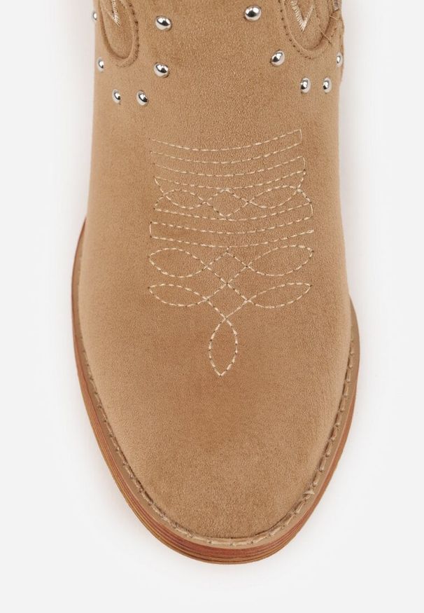 Renee - Ciemnobeżowe Ażurowe Botki Kowbojki VICES na Stożku Zdobione Nitami Sennatea. Okazja: na spacer. Kolor: beżowy. Materiał: zamsz, jeans. Wzór: ażurowy, aplikacja. Sezon: lato. Obcas: na stożku. Styl: elegancki, boho. Wysokość obcasa: średni