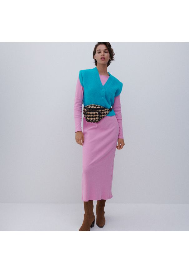 Reserved - Sukienka z prążkowanej dzianiny - Różowy. Kolor: różowy. Materiał: dzianina, prążkowany