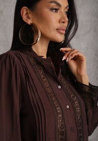 Renee - Brązowa Koszula ze Stójką i Koronką Phaeninca. Okazja: na co dzień. Typ kołnierza: kołnierzyk stójkowy. Kolor: brązowy. Materiał: koronka. Wzór: koronka. Styl: casual, elegancki #3