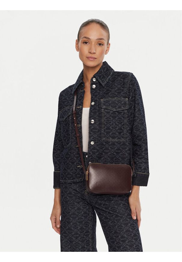 Calvin Klein Torebka Emblem Aop Elongated Camera Bag LV04F3268G Bordowy. Kolor: czerwony. Materiał: skórzane