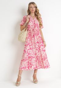 Born2be - Różowa Sukienka Gertisa. Okazja: na co dzień. Typ kołnierza: dekolt w serek, kołnierz z falbankami. Kolor: różowy. Materiał: wiskoza. Długość rękawa: krótki rękaw. Wzór: kwiaty. Styl: casual, elegancki #4