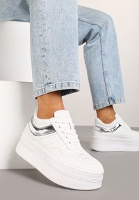 Renee - Biało-Srebrne Sneakersy Vices na Platformie z Tłoczonym Napisem ze Sznurowaniem Eanneth. Kolor: biały. Materiał: jeans. Wzór: napisy. Obcas: na platformie