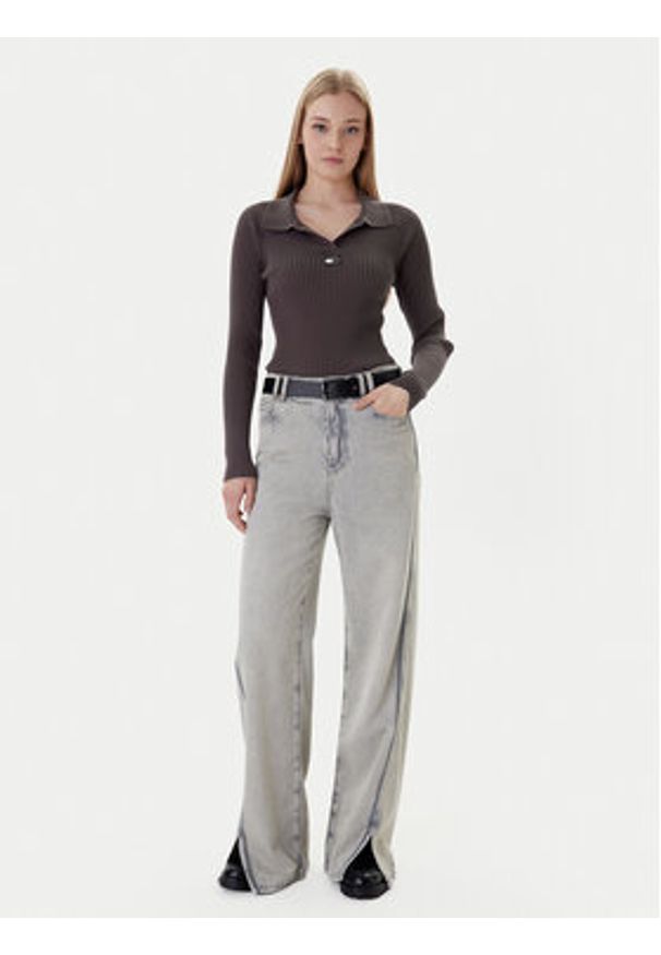 Tommy Jeans Sweter DW0DW22036 Brązowy Slim Fit. Kolor: brązowy. Materiał: syntetyk