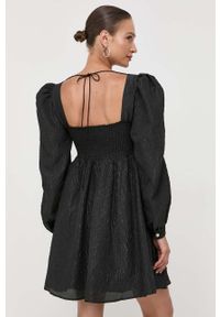 Custommade sukienka kolor czarny mini rozkloszowana. Typ kołnierza: dekolt w karo. Kolor: czarny. Typ sukienki: rozkloszowane. Długość: mini #3