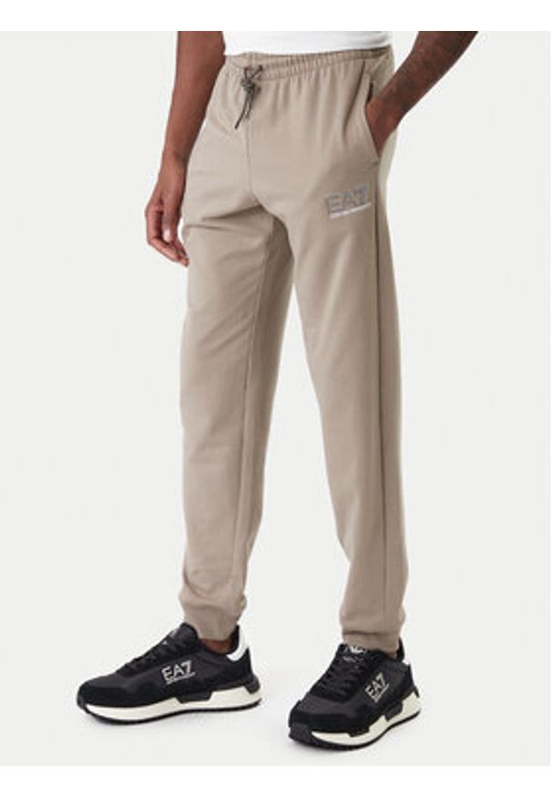 EA7 Emporio Armani Dres 7M001318 AF13512 U6167 Beżowy Regular Fit. Kolor: beżowy. Materiał: bawełna