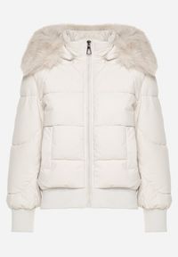 Born2be - Jasnobeżowa Pikowana Kurtka z Szerokimi Ściągaczami i Ozdobnym Futrem przy Kapturze Inandria. Okazja: na co dzień, na spotkanie biznesowe, do pracy. Kolor: beżowy. Materiał: futro. Długość rękawa: długi rękaw. Długość: długie. Styl: biznesowy, casual, elegancki, klasyczny #4