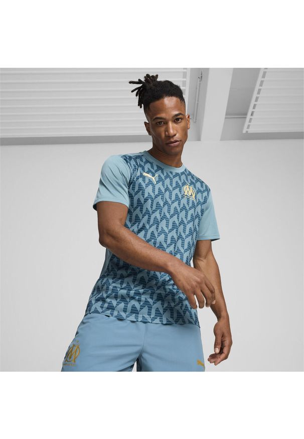 Puma - Męska koszulka przedmeczowa z krótkim rękawem Olympique Marsylia PUMA. Kolor: niebieski. Długość rękawa: krótki rękaw. Długość: krótkie. Wzór: aplikacja. Sport: piłka nożna