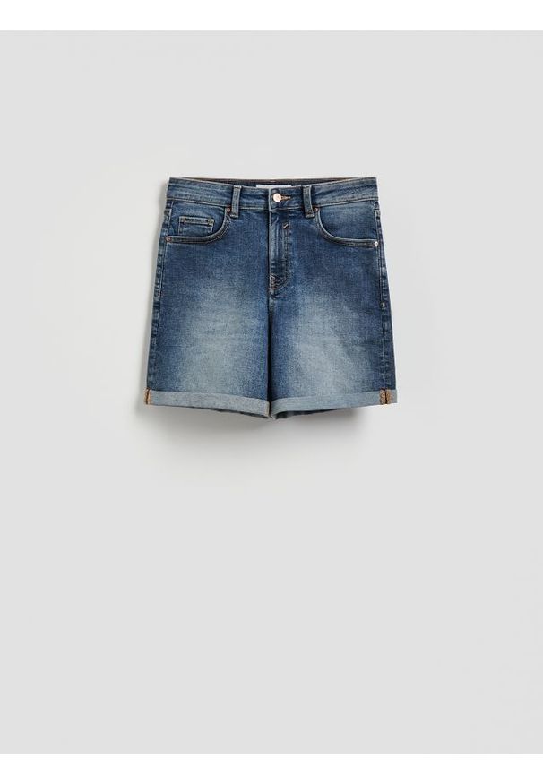 Reserved - Jeansowe szorty z podwiniętą nogawką - granatowy. Kolor: niebieski. Materiał: jeans