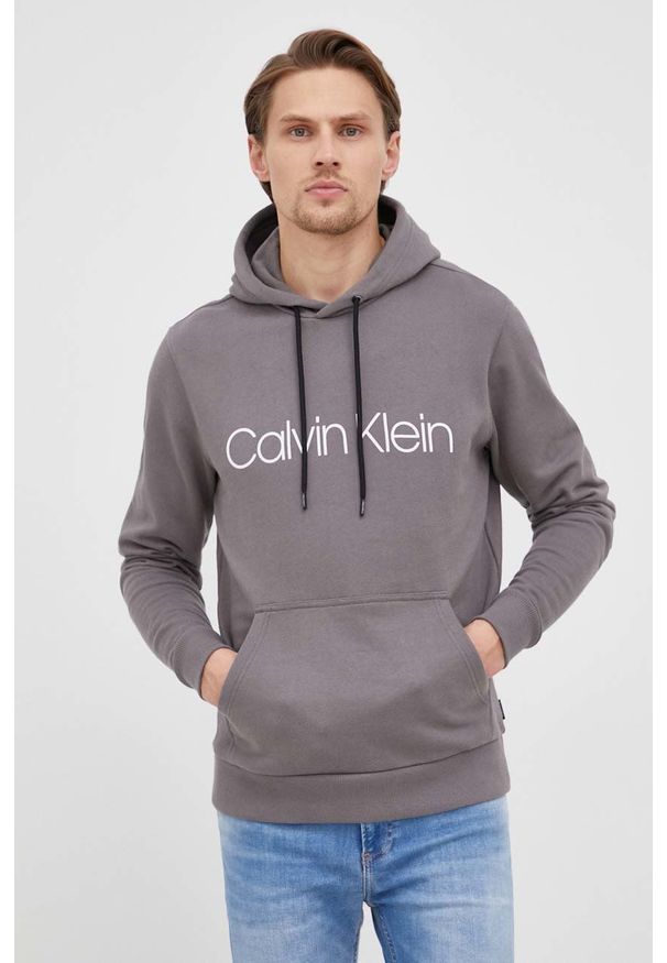 Calvin Klein - Bluza bawełniana. Okazja: na co dzień. Kolor: szary. Materiał: bawełna. Wzór: nadruk. Styl: casual
