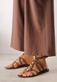 Born2be - Brązowe Sandały Boho z Cienkimi Paseczkami i Imitacją Kolorowych Kamieni Talori. Okazja: na co dzień. Kolor: brązowy. Materiał: jeans, len. Wzór: kolorowy. Sezon: lato. Styl: boho #6