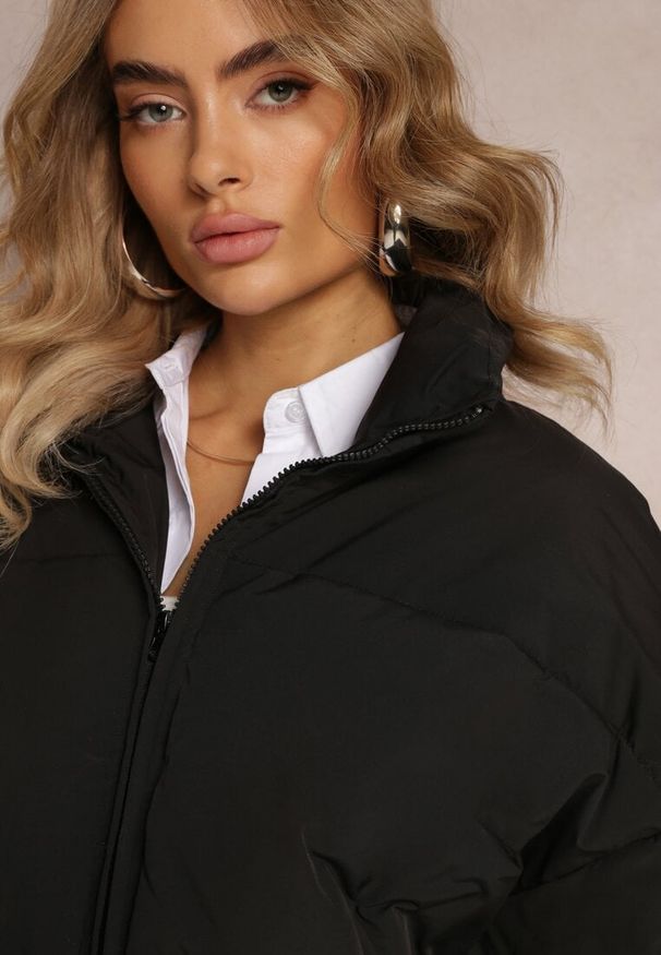Renee - Czarna Pudełkowa Kurtka Pikowana o Kroju Oversize Isatti. Typ kołnierza: bez kaptura. Kolor: czarny. Długość rękawa: długi rękaw. Długość: długie. Styl: elegancki