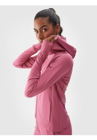 4f - 4F Bluza treningowa slim szybkoschnąca damska - fioletowa S. Typ kołnierza: kaptur, kołnierzyk stójkowy. Kolor: różowy. Materiał: dzianina, włókno, syntetyk, jersey, materiał, elastan. Długość rękawa: raglanowy rękaw. Wzór: gładki, ze splotem, jednolity. Styl: sportowy. Sport: fitness