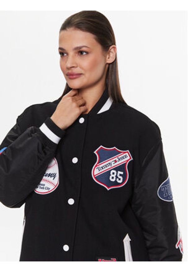 Tommy Jeans Kurtka bomber Letterman DW0DW14940 Czarny Oversize. Kolor: czarny. Materiał: syntetyk