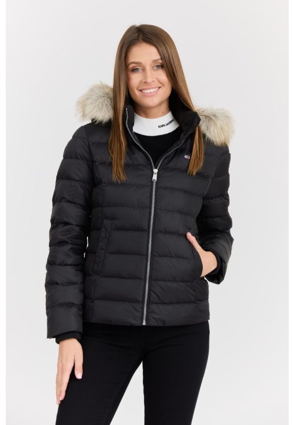 Tommy Jeans - TOMMY JEANS Czarna damska kurtka z futrem, Rozmiar M. Kolor: czarny. Materiał: futro. Długość rękawa: długi rękaw. Długość: długie. Wzór: bez wzorów. Styl: elegancki