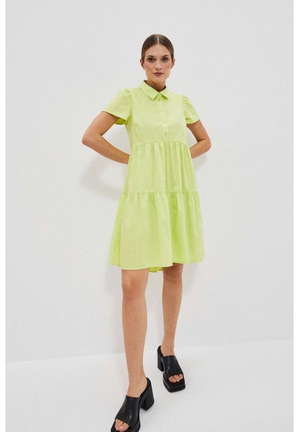 MOODO - Koszulowa sukienka neonowa. Materiał: bawełna, poliester, elastan. Typ sukienki: koszulowe