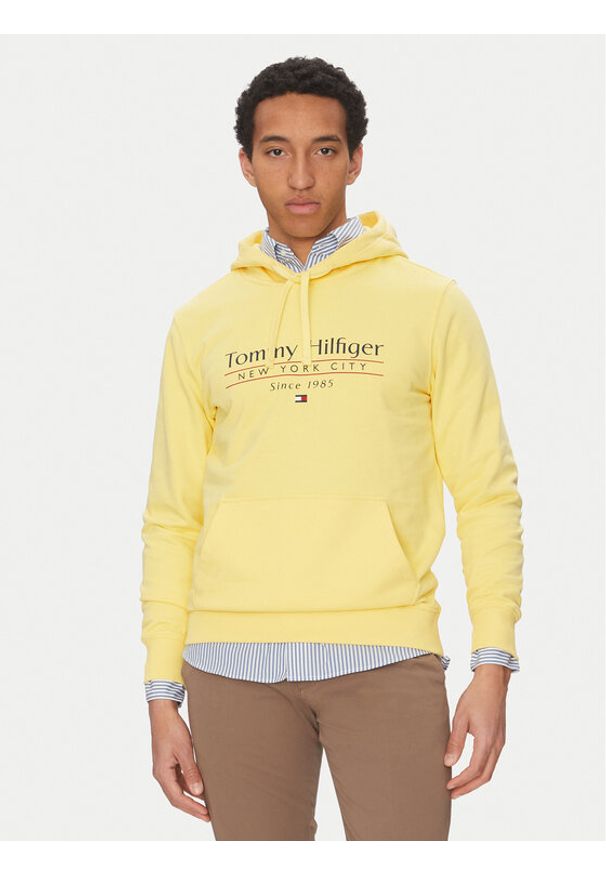 TOMMY HILFIGER - Tommy Hilfiger Bluza Center Stack MW0MW38672 Żółty Regular Fit. Kolor: żółty. Materiał: bawełna
