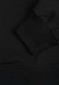 Born2be - Czarna Bluza o Klasycznym Kroju z Bawełną Merinne. Okazja: na co dzień. Kolor: czarny. Materiał: bawełna. Styl: klasyczny #2