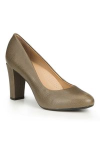Wittchen - Czółenka skórzane z fakturą lizard. Kolor: oliwkowy. Materiał: skóra. Wzór: motyw zwierzęcy. Obcas: na obcasie. Styl: klasyczny. Wysokość obcasa: wysoki #1