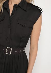 Born2be - Czarna Wiskozowa Sukienka Rozkloszowana z Koszulową Górą i Plisami z Paskiem Eviravie. Okazja: na co dzień. Kolor: czarny. Materiał: wiskoza. Typ sukienki: koszulowe. Styl: elegancki, casual, klasyczny. Długość: midi #4