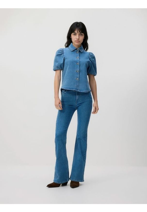 Reserved - Jeansowa koszula z bufiastymi rękawami - niebieski. Kolor: niebieski. Materiał: jeans