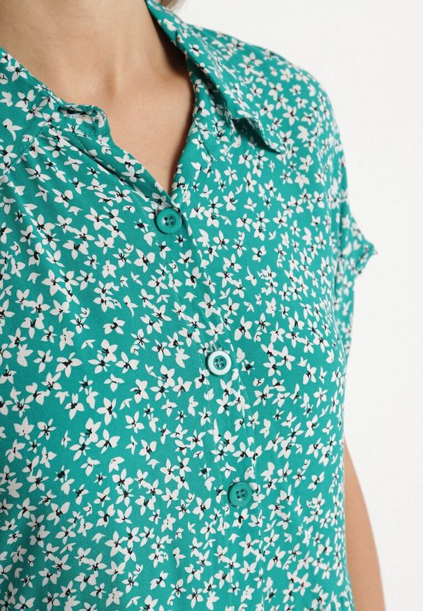 Born2be - Ciemnozielona Bawełniana Sukienka Koszulowa w Kwiaty z Rozkloszowanym Dołem Jerilsa. Okazja: na co dzień. Typ kołnierza: kołnierzyk klasyczny. Kolor: zielony. Materiał: bawełna. Długość rękawa: krótki rękaw. Wzór: kwiaty. Typ sukienki: koszulowe. Styl: casual, elegancki, klasyczny