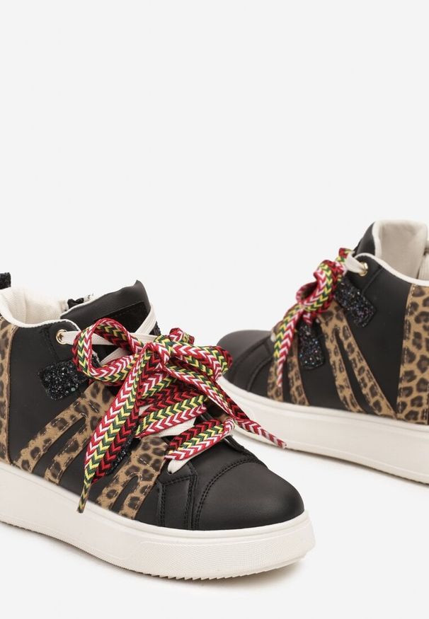Born2be - Czarne Sneakersy na Platformie w Streetwearowym Stylu z Kontrastowymi Wstawkami Kaithana. Nosek buta: okrągły. Zapięcie: zamek. Kolor: czarny. Materiał: materiał. Obcas: na platformie. Wysokość obcasa: niski
