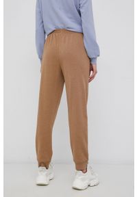 Vero Moda Spodnie damskie kolor brązowy z nadrukiem. Stan: podwyższony. Kolor: brązowy. Wzór: nadruk