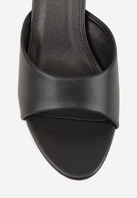 Born2be - Czarne Klapki na Niskiej Szpilce z Odkrytym Noskiem Cametea. Okazja: na co dzień. Nosek buta: otwarty. Kolor: czarny. Materiał: len. Obcas: na obcasie. Styl: casual, elegancki. Wysokość obcasa: niski #4