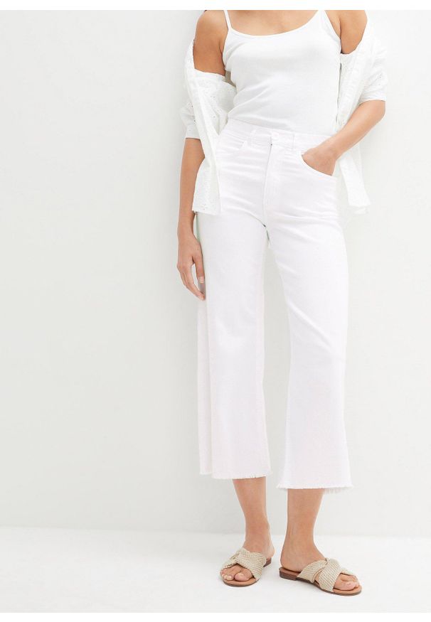 bonprix - Jeansy 7/8, wide fit. Kolor: biały